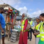 A Angré dans la commune de Cocody, les agents de sensibilisation d'ECOTI SA ont sensibilisé les commerçants de la zone a